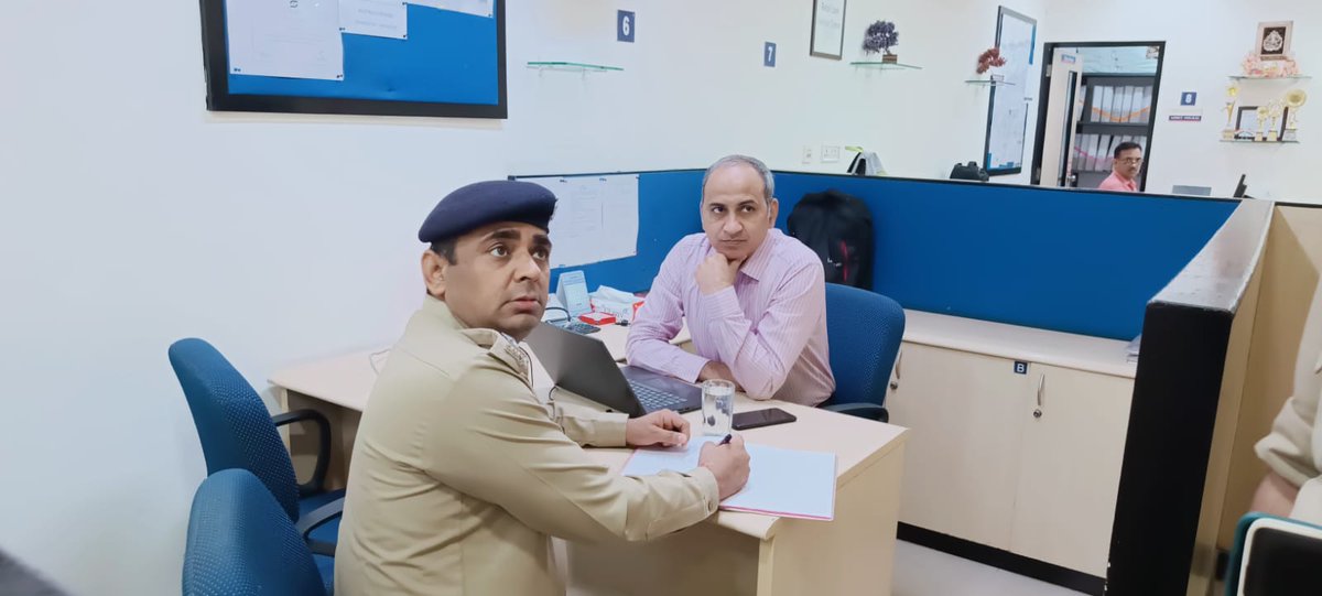 fatehpurpolice's tweet photo. #बैंक_चेकिंग

#SPFhr के निर्देशन में CO बिंदकी द्वारा थाना बिंदकी क्षेत्रान्तर्गत बैंको में चेकिंग अभियान चलाकर बैंक के अन्दर-बाहर संदिग्ध व्यक्तियों की चेकिंग की गयी व बैंक में लगे सुरक्षा उपकरणों को चेक किया गया।
#UPPolice 
#FatehpurPolice https://t.co/N8W4rubgny