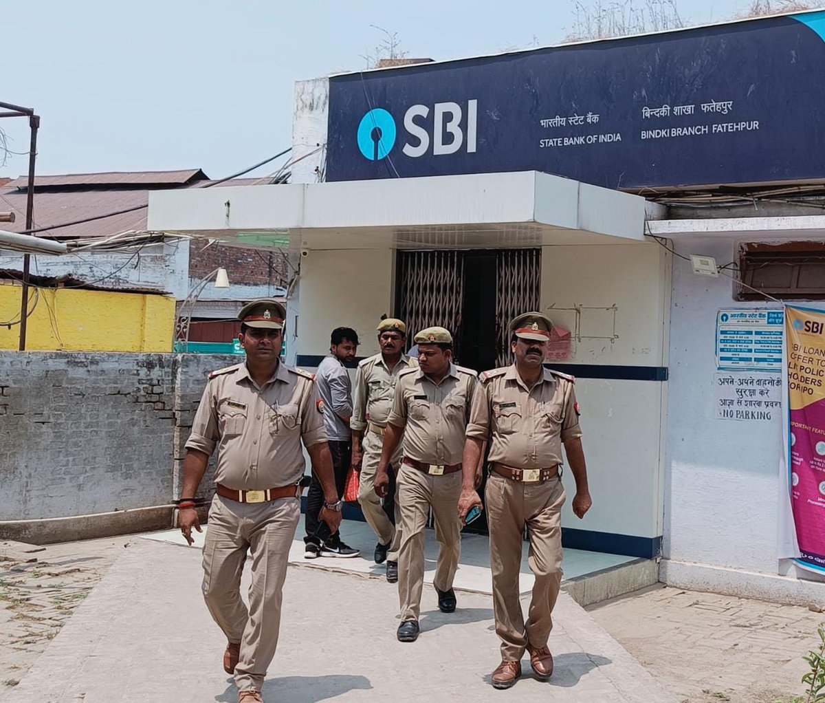 fatehpurpolice's tweet photo. #बैंक_चेकिंग

#SPFhr के निर्देशन में CO बिंदकी द्वारा थाना बिंदकी क्षेत्रान्तर्गत बैंको में चेकिंग अभियान चलाकर बैंक के अन्दर-बाहर संदिग्ध व्यक्तियों की चेकिंग की गयी व बैंक में लगे सुरक्षा उपकरणों को चेक किया गया।
#UPPolice 
#FatehpurPolice https://t.co/N8W4rubgny