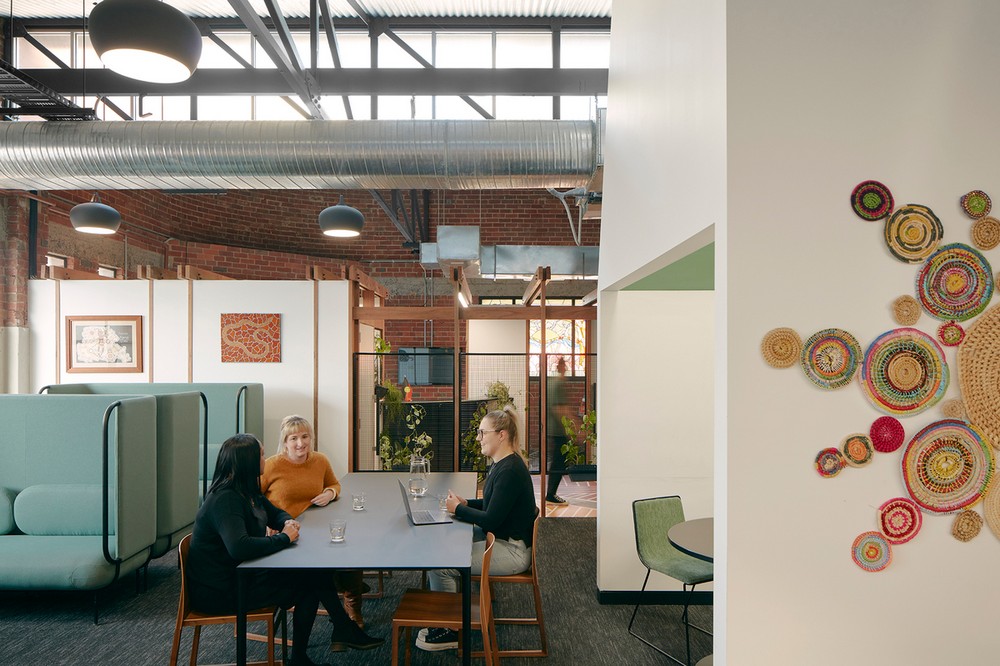 e_architect's tweet photo. Designed by Public Realm Lab, Narrandjeri House, is a heritage factory repurposed to create a flexible contemporary workplace that celebrating Aboriginal culture
https://t.co/VnCrcSNi7l
#CommunityHouse #Melbourne #Australia #AboriginalCulture https://t.co/V2L4pUO6GN