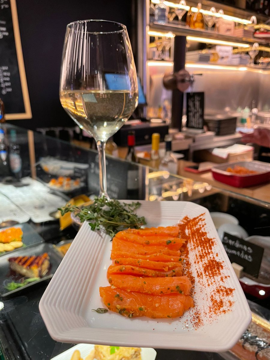 benfumat's tweet photo. Saborea un producto único en @madgourmets, el mercado gastronómico más exclusivo de Madrid, donde podrás degustar auténticas joyas gastronómicas como esta, compuesta por un plato de salmón ahumado Benfumat acompañado de un excelente verdejo.

¡Ven a vivir la experiencia Benfumat! https://t.co/IdvumbIST8