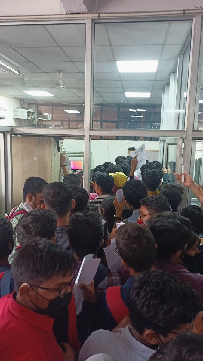 mandeepggs's tweet photo. This is d situation of Shivaji Clg, @UnivofDelhi

If #coronavirus vl spread,who will be responsible for tht ?

Please help our students @DDMADelhi1 @msisodia @AAPDelhi @ArvindKejriwal @JarnailSinghAAP @Minister_Edu @Dir_Education @ANI #OBEforallSemestersInDU #StudentsLivesMatter https://t.co/fUAOnzOHqM