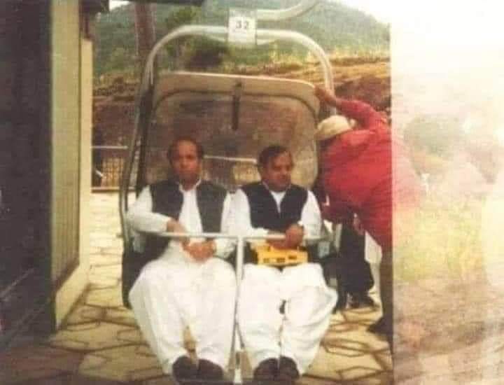 sarakibelt's tweet photo. یہ تصویر اس دور کی ہے 
جب کرن ارجن چھوٹی موٹی چوریاں کیا کرتے تھے ۔😂😜
#امپورٹڈ_حکومت_نامنظور https://t.co/L5NHHA0OKm
