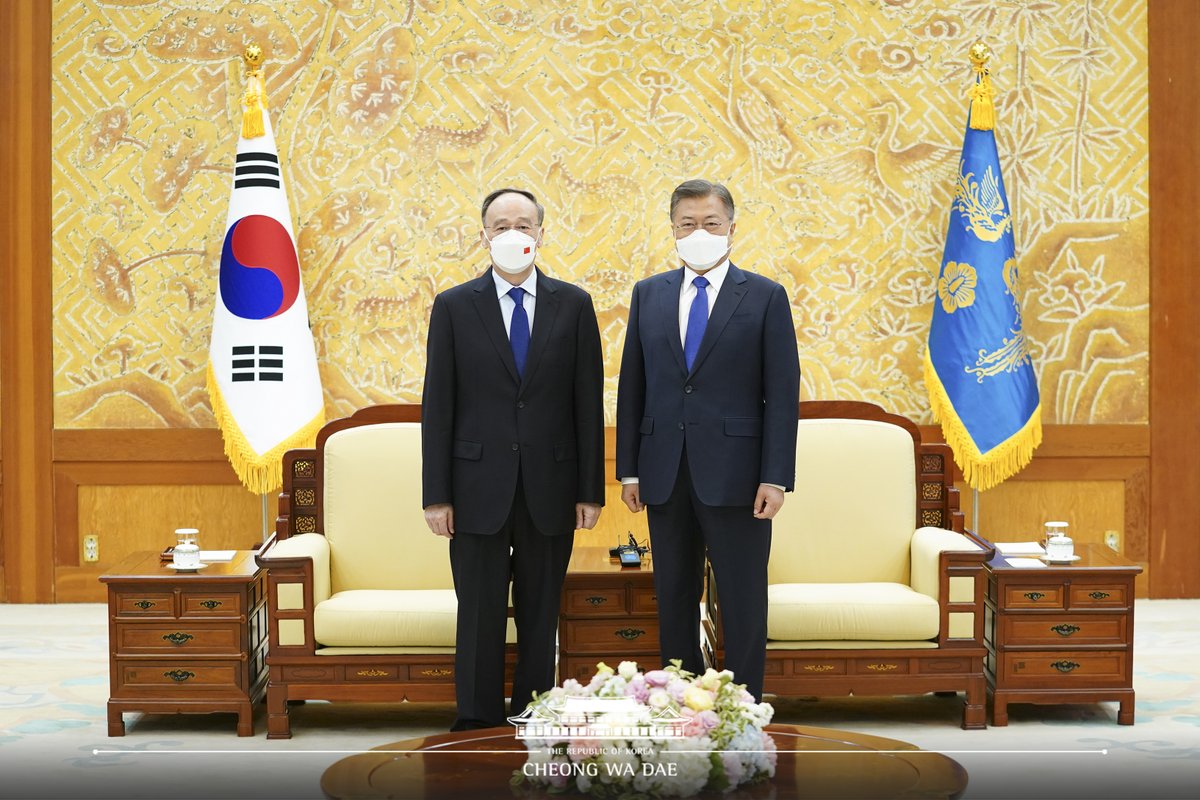 TheBlueHouseKR's tweet photo. 문재인 대통령은 오늘 오후 왕치산 중국 국가부주석을 접견했습니다. 
문 대통령은 "지난 5년간 한중 양국이 여러 어려움 속에서 서로 긴밀히 소통하는 가운데 신뢰를 회복하고 성숙한 한중 전략적 협력 동반자 관계를 만들기 위해 적극 노력해 왔다"고 평가했습니다. https://t.co/AnWIgw5WBK