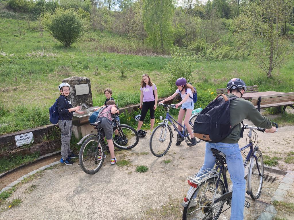 SachLicht's tweet photo. Gemeinsame #Fahrradtour mit der Jugend nach Ansbach zum Eis essen mit Zwischenstopp am Bauernhof https://t.co/tEIof9biNO