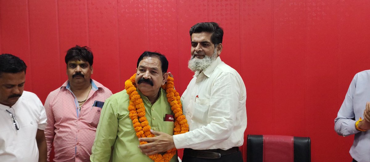 बरेली सिटी पर कार्यरत कर्मचारियों व सिटी ब्रांच के पदाधिकारियों व साथियो ने केन्द्रीय अध्यक्ष श्री बसंत चतुर्वेदी जी का सम्मान किया। 
<a href="/basantchaturve9/">Basant Chaturvedi</a>