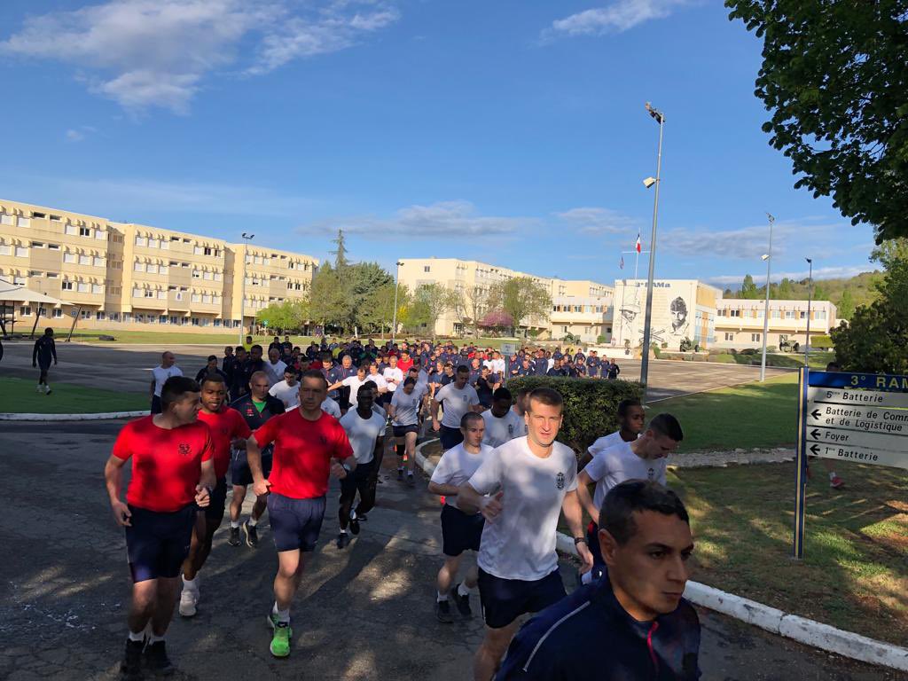 CDC3RAMa's tweet image. Rien de tel pour débuter la semaine ! Prendre de la hauteur, le regard tourné vers l’horizon et préparer les combats de demain. Footing régimentaire #3RAMa. Canjuers. Favet. 1039m ! #MondayMotivation @troupesdemarine