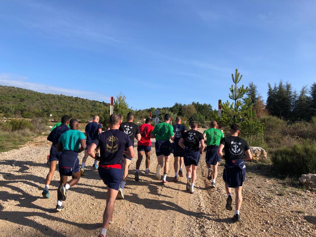 CDC3RAMa's tweet image. Rien de tel pour débuter la semaine ! Prendre de la hauteur, le regard tourné vers l’horizon et préparer les combats de demain. Footing régimentaire #3RAMa. Canjuers. Favet. 1039m ! #MondayMotivation @troupesdemarine