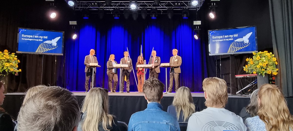 SKR_eu's tweet photo. Europadagen den 9 maj 2022
Kom till Kulturhuset idag och uppmärksamma Europa i en ny tid! 
Vi är i ett svårt säkerhetspolitiskt läge och behöver gemensamt arbeta för fred och demokrati i världen! https://t.co/LFsdQEMr7v