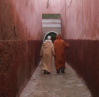 jamaliaat's tweet photo. " لن يفتح أحدٌ قلبه إلا إذا شعر بالأمان..
تخيَّل موسى ـ عليه السلام ـ في أرض غريبة، يلتقي رجلًا غريبًا فيفتح له قلبه، ويحكي له كل شيء: ﴿فلما جاءه وقصَّ عليه القصص قال لا تخف﴾، وكأنها إشارةٌ إلى أن العلاقة الإنسانية إنما تقاس بتلاقي الأرواح، وليس بطول السنين " (م)

#جماليات https://t.co/YlS9wi1ujI