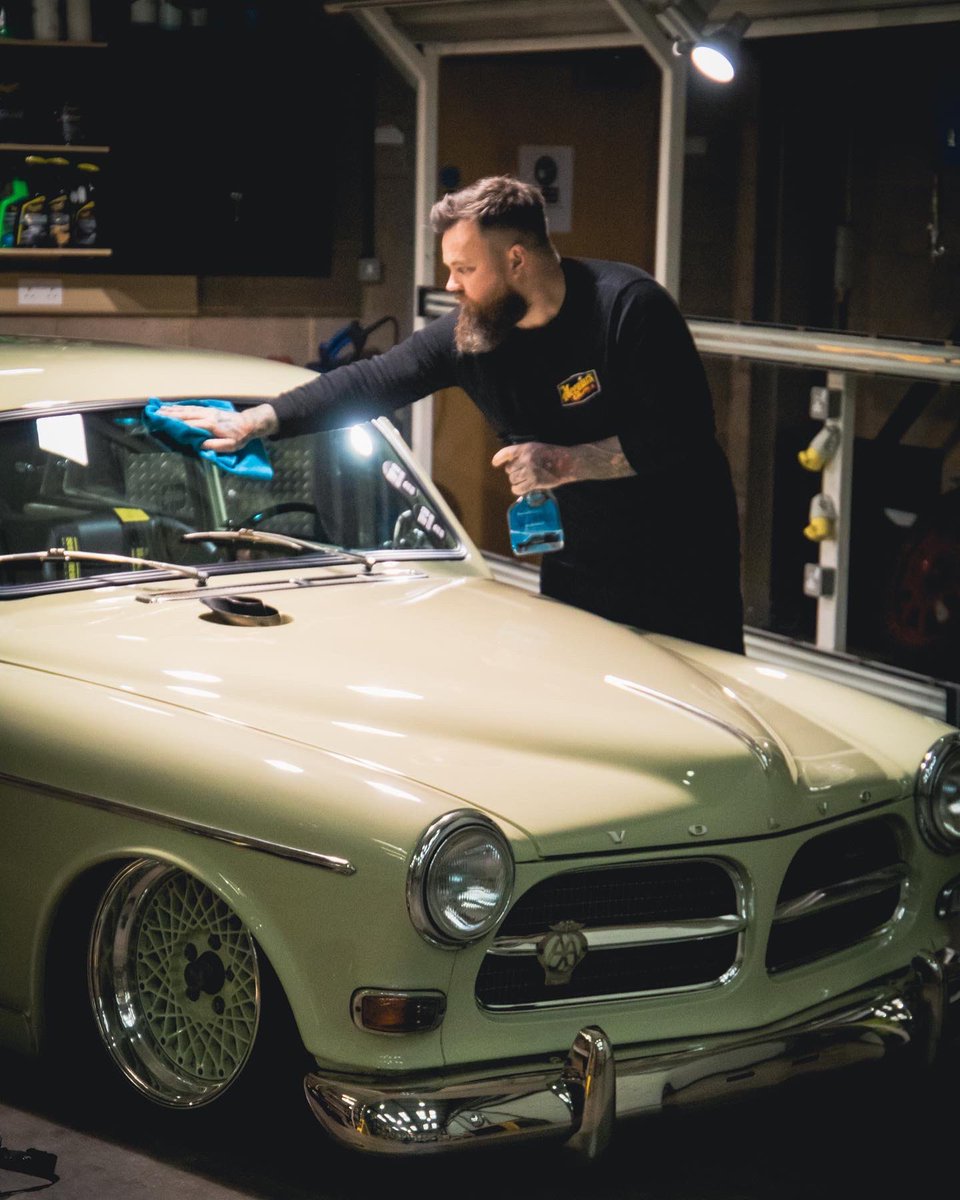 Motivation Monday. Mist - Wipe - Flip - Buff. 
Get perfect clarity every time. 
#tipofthebay
#meguiars #meguiarsuk #Detailing #detail #detailer #glass #howto #hintsandtips #lifehack #howto #motivation #daily #motivationmonday #diy #clean #sosatisfying #dayinthebay