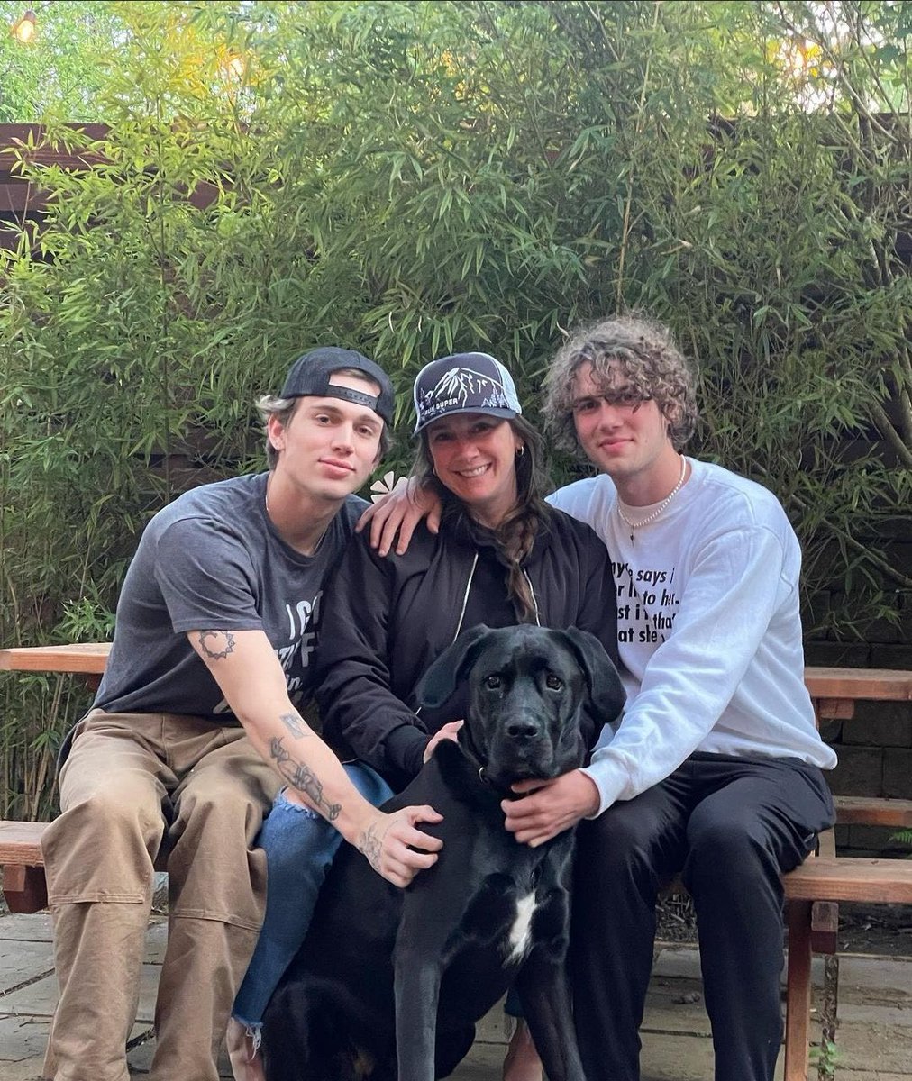 lwshamilton44's tweet photo. eu amo tanto vocês :(( https://t.co/bfsj4OiWc9