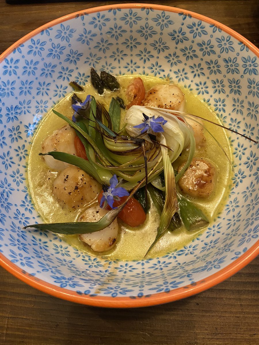The occasional perks of marrying a chef. Don’t be fooled, my dinners are normally baked beans on toast for 1 but sometimes it’s scallops and asparagus valouté 👌😍