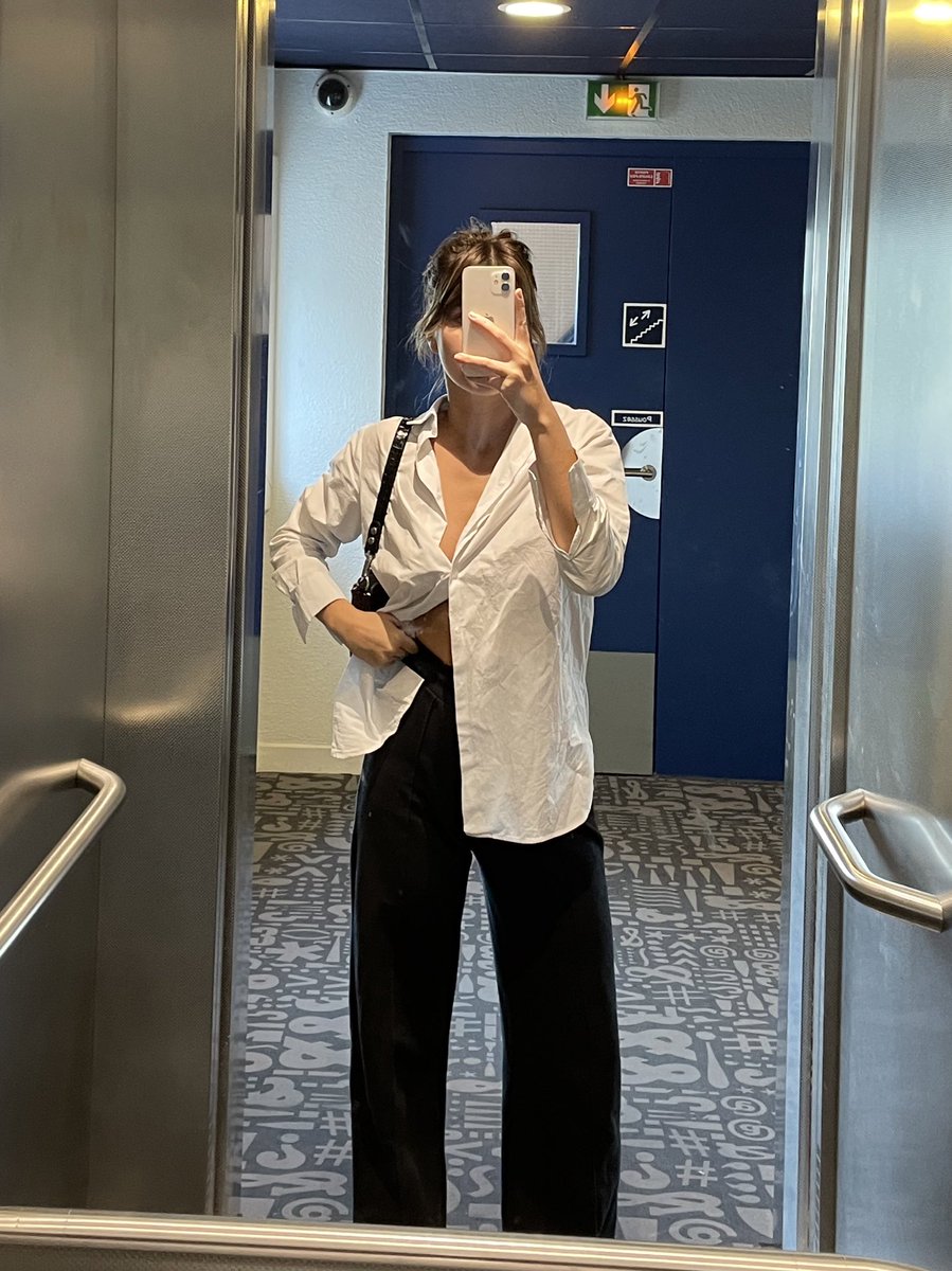 clapiclapiclapi's tweet photo. tô saindo toda bonitona todo dia mas hoje que eu to um total de 4 dias sem lavar o cabelo, roupa amassada, sem maquiagem e coquinho todos os franceses tão olhando assim pra mim 👁🫦👁 inclusive fui elogiada no restaurante portanto o lance aqui é se esforçar o mínimo possível https://t.co/sGXAQa0zTZ