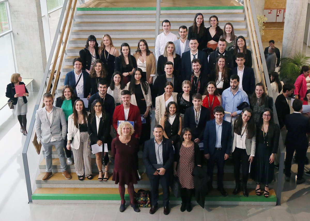 ehu_kimika's tweet photo. 👩‍🎓Ostiralean 2019/20 eta 2020/21 ikasturteetan graduatu ziren ikasleen graduazio-ekitaldia ospatu genuen. Zorionak guztioi!🎉🎉
🧑‍🎓El viernes celebramos el acto de graduación de los/as alumnos/as que se graduaron en los cursos 2019/20 y 2020/21. ¡Enhorabuena a todos/as!🎉🎉 https://t.co/klyiLVSLvH