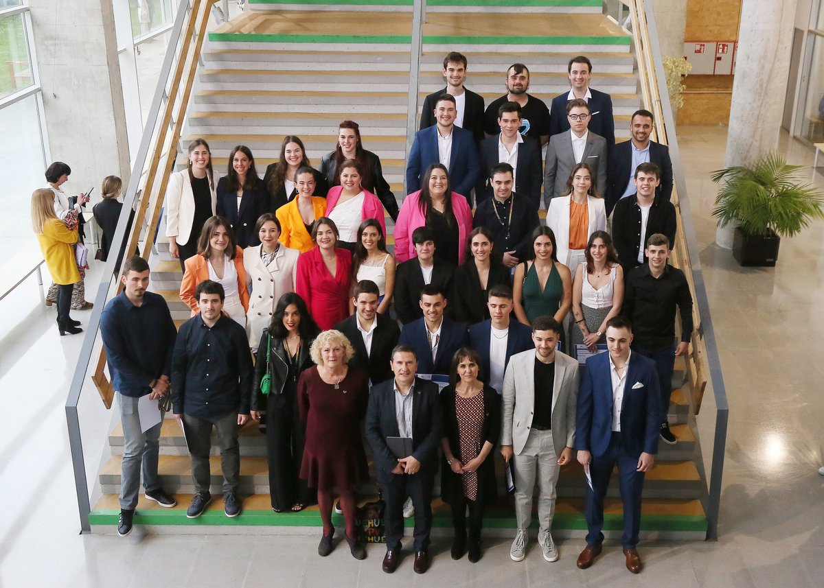 ehu_kimika's tweet photo. 👩‍🎓Ostiralean 2019/20 eta 2020/21 ikasturteetan graduatu ziren ikasleen graduazio-ekitaldia ospatu genuen. Zorionak guztioi!🎉🎉
🧑‍🎓El viernes celebramos el acto de graduación de los/as alumnos/as que se graduaron en los cursos 2019/20 y 2020/21. ¡Enhorabuena a todos/as!🎉🎉 https://t.co/klyiLVSLvH