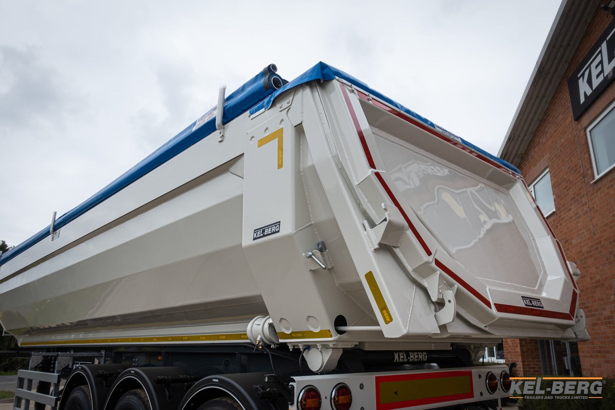 A R Heal took delivery of his latest piece of Kel-Berg equipment last week. Another T100 aggregate tipping trailer. Thanks to Andrew for continually supporting Kel-Berg. We appreciate your business.
#trailers #construction #constructionuk #aggregates #kelberg #dawbarn #new #edbro