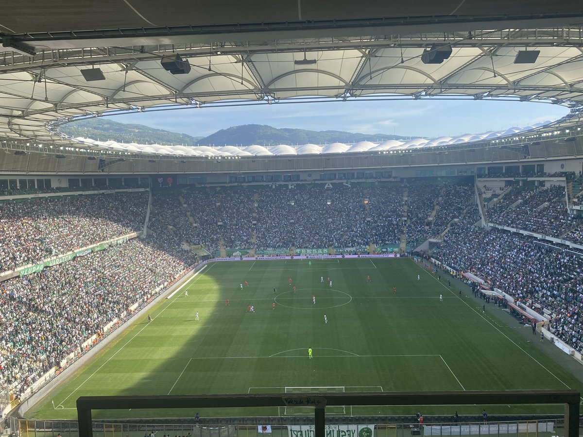 fatihaleyna2808's tweet photo. Şampiyonluk  maçı  falan değil PTT lig de düşmeme mücadelesi veren takımımın maçı ...   #bursaspor #ölmekvardüşmekyok https://t.co/Q3E3LzoWJs