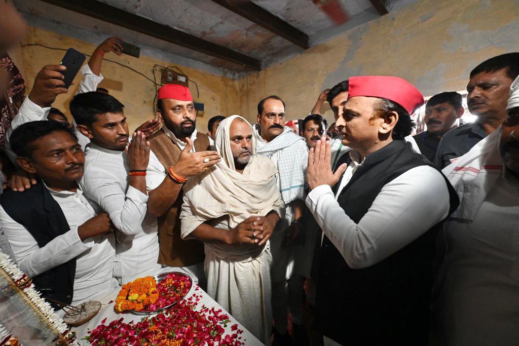 yadavakhilesh's tweet photo. आज पुलिस के अन्याय और अत्याचार की शिकार चंदौली की बेटी के घर से न्याय की पुकार। https://t.co/rneyzY0SFw