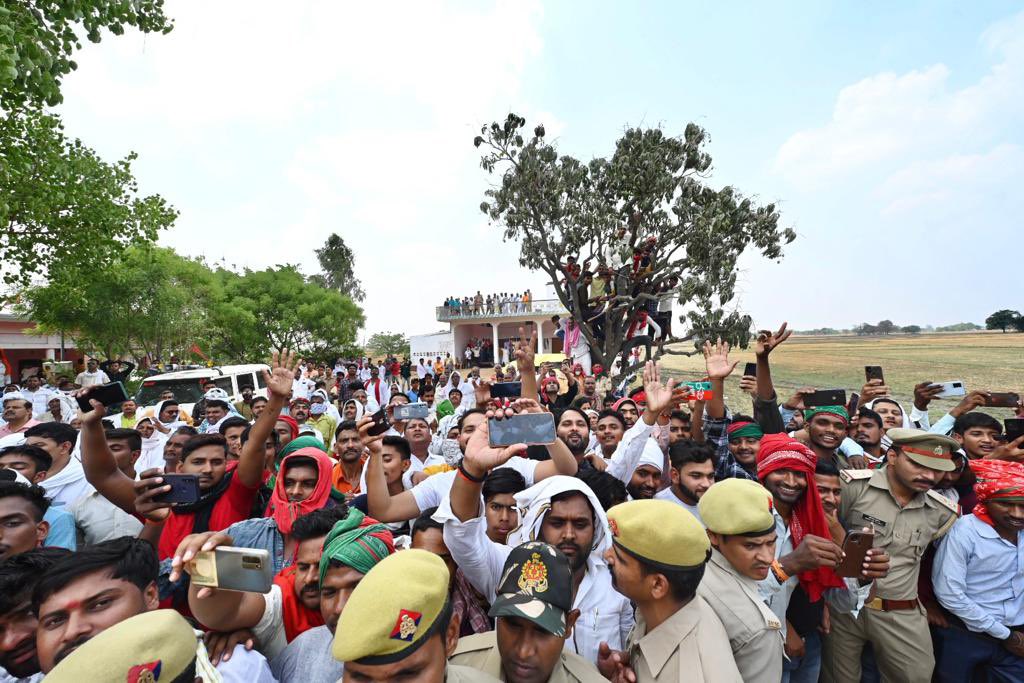 yadavakhilesh's tweet photo. आज पुलिस के अन्याय और अत्याचार की शिकार चंदौली की बेटी के घर से न्याय की पुकार। https://t.co/rneyzY0SFw