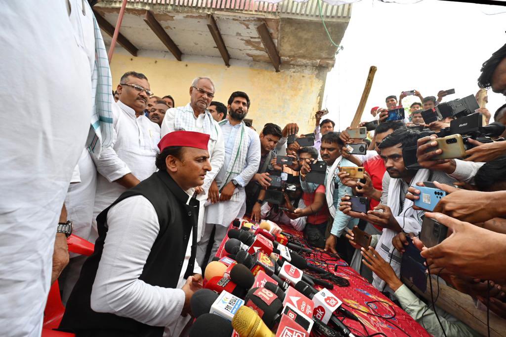 yadavakhilesh's tweet photo. आज पुलिस के अन्याय और अत्याचार की शिकार चंदौली की बेटी के घर से न्याय की पुकार। https://t.co/rneyzY0SFw