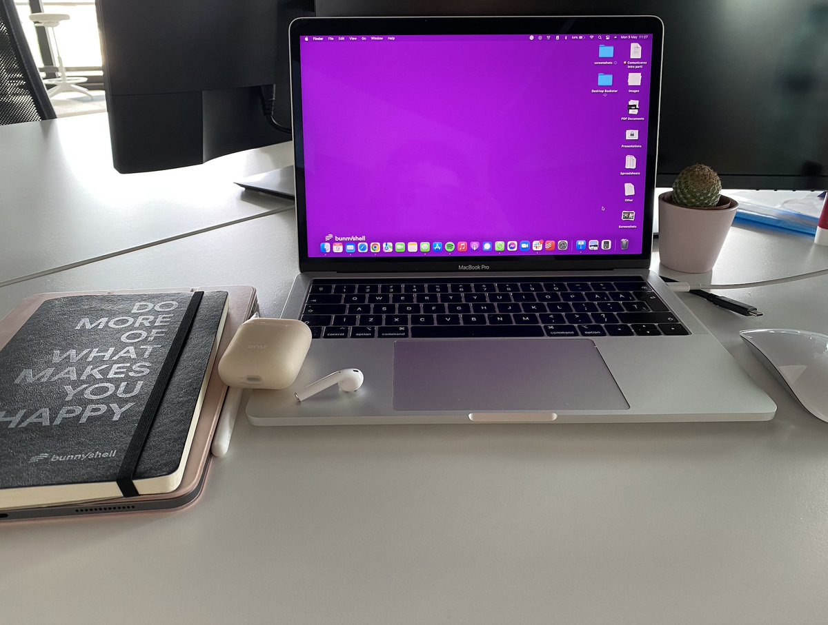 AlexandraGhine8's tweet photo. @imthepk My "little piece of pink" at the office 💙🦄

#bunnyshell #officedesign https://t.co/VKYdV0XqqG