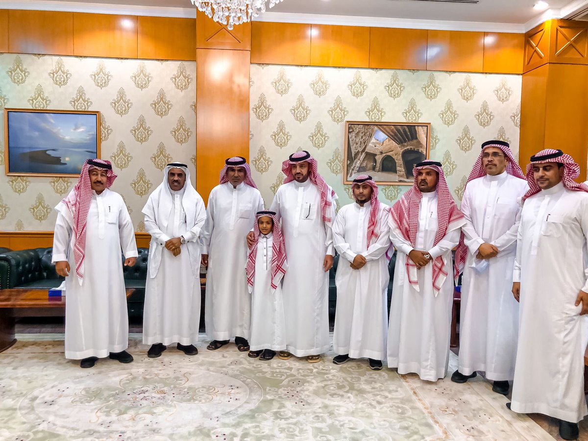 yanbugov's tweet photo. التقى #محافظ_ينبع بمكتبه بالمحافظة أبناء شهداء الواجب الطالب سعود سعد المحياوي والطالبة وتين عيد الحبيشي بحضور مساعد مدير التعليم للشؤون التعليمية معوض الذبياني وتبادل معهم التهاني بمناسبة عيد الفطر المبارك. https://t.co/EzkjrP35dx