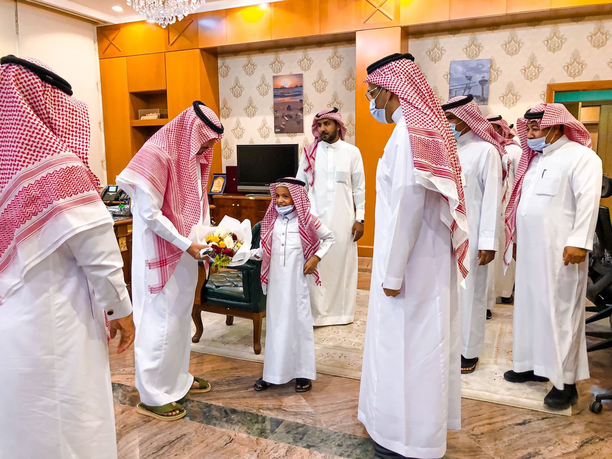 yanbugov's tweet photo. التقى #محافظ_ينبع بمكتبه بالمحافظة أبناء شهداء الواجب الطالب سعود سعد المحياوي والطالبة وتين عيد الحبيشي بحضور مساعد مدير التعليم للشؤون التعليمية معوض الذبياني وتبادل معهم التهاني بمناسبة عيد الفطر المبارك. https://t.co/EzkjrP35dx