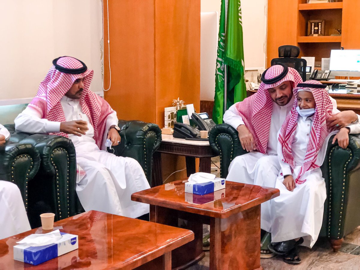 yanbugov's tweet photo. التقى #محافظ_ينبع بمكتبه بالمحافظة أبناء شهداء الواجب الطالب سعود سعد المحياوي والطالبة وتين عيد الحبيشي بحضور مساعد مدير التعليم للشؤون التعليمية معوض الذبياني وتبادل معهم التهاني بمناسبة عيد الفطر المبارك. https://t.co/EzkjrP35dx