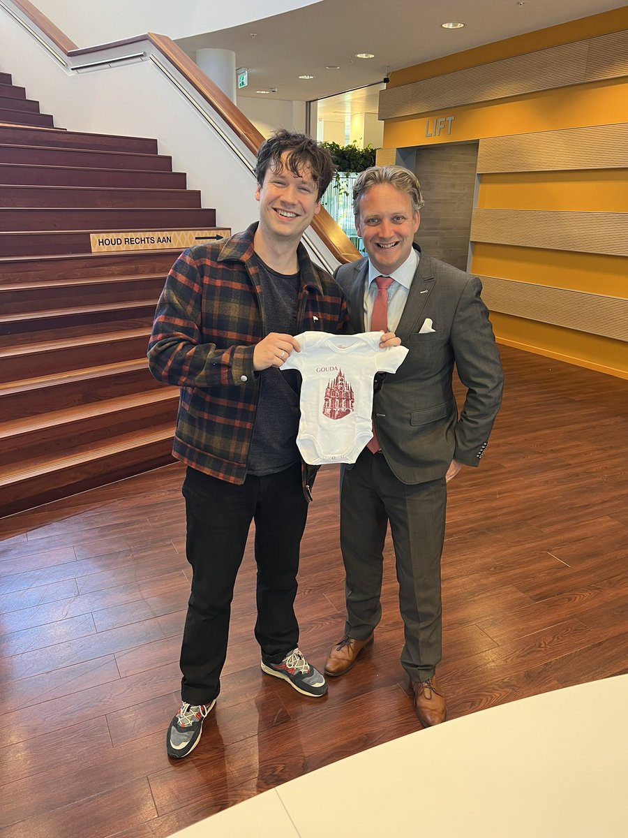 Vorige week kreeg ik een app van een trotse papa: Tim van Esch van de <a href="/HandsomePoets/">Handsome Poets</a> ontving een zoontje. 

Vanmorgen bracht ik hem tijdens het doen van aangifte een Gouds geschenk. Leuk detail: de kleine is de 74.500e Gouwenaar.

Ouders: gefeliciteerd! #goudagroeit