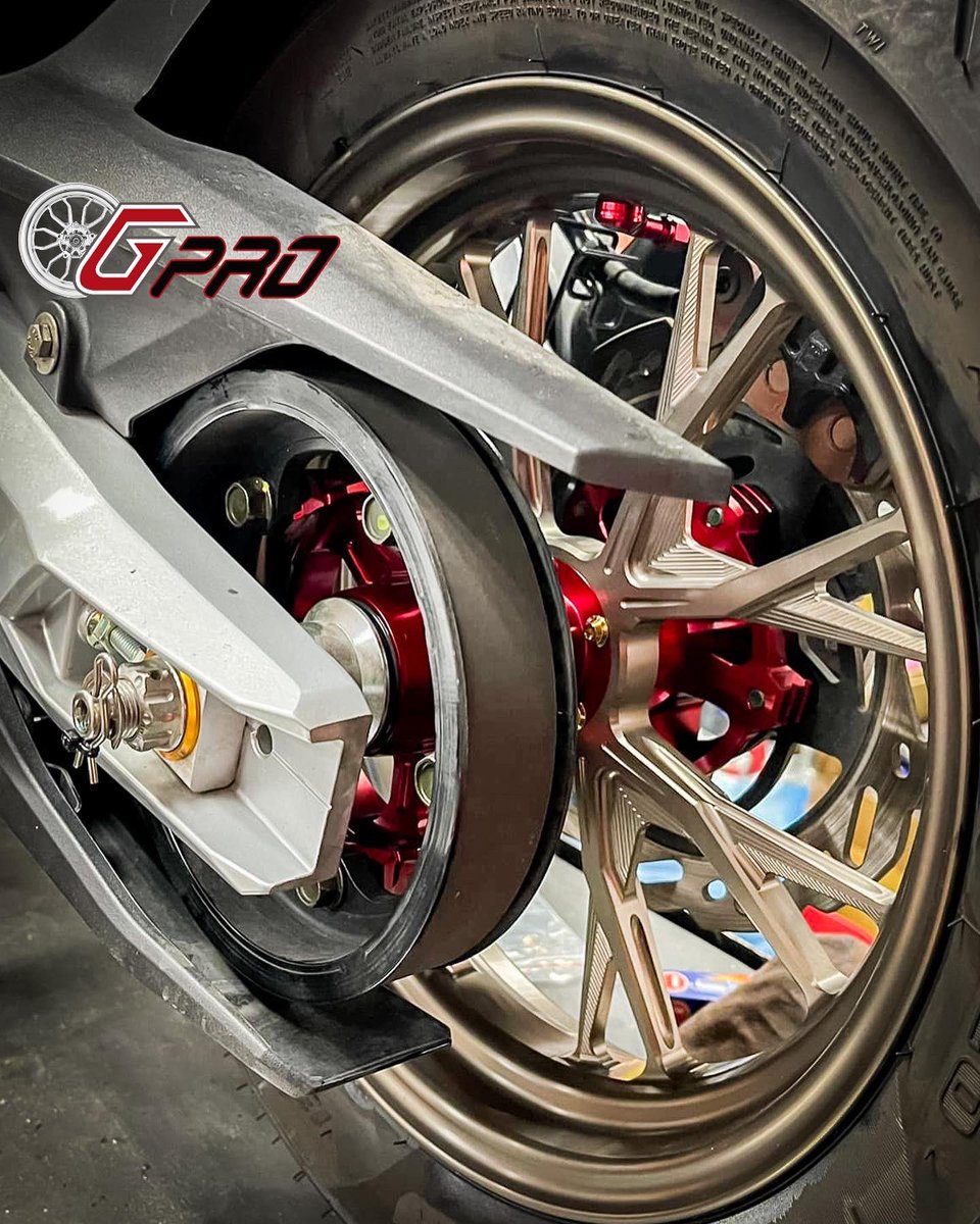 G_protech's tweet photo. This set of Gpro rim Wheels GS8 in bronze anodize with red hubs looks wonderful, matching perfectly with the paint of the bike. Another great job done by our friends at Minzhi moto.
 .
Get yours now!!!
.
________________
Like - Follow - Share
________________
.
#Nmax #yamahanmax https://t.co/n0fUCFMLam