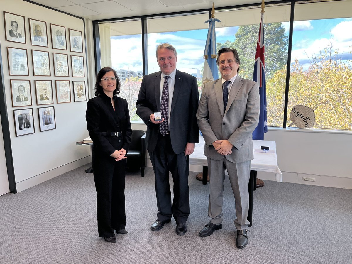 Uruguay_AUS's tweet photo. Un orgullo acompañar la entrega del premio Leloir que el gobierno argentino entrega a científicos/as, investigadores/as y tecnólogos/as extranjeras/os que han trabajado en el fortalecimiento de las capacidades científicas y tecnológicas de Argentina. https://t.co/j2YR56xcVS