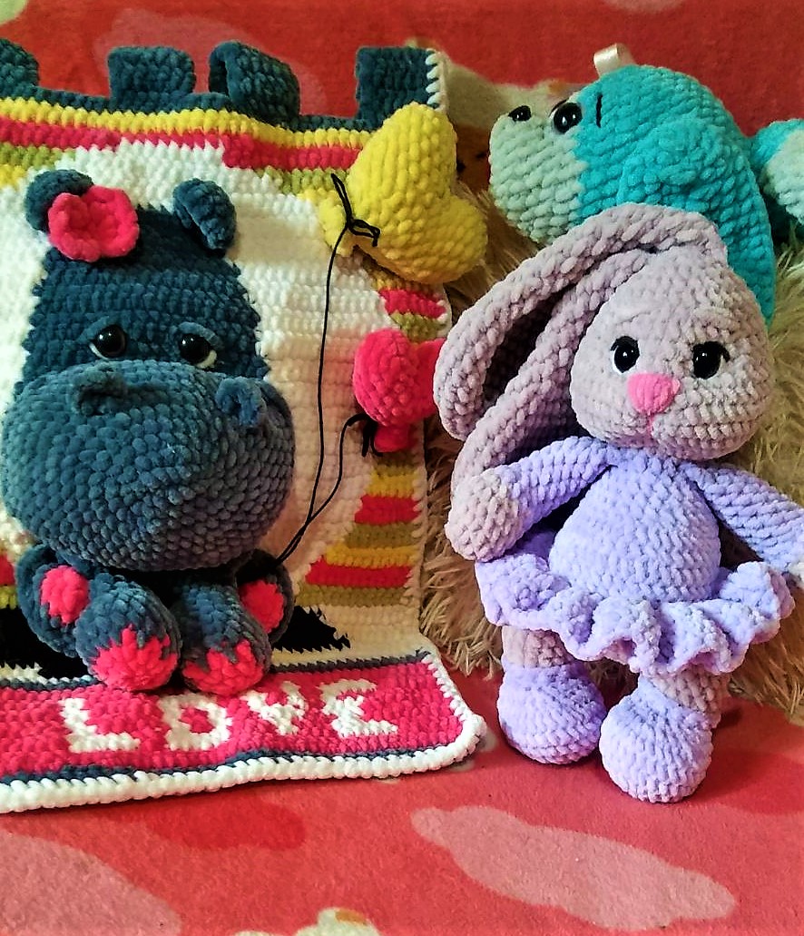 AnaVasic2's tweet image. Znam da ovo sto ja radim, nije uobicajeno za twitter.. Ali nemam neku drugu opciju da svoje radove prezentujem i prodam. Vreme je tesko i svako se na neki nacin snalazi da nesto zaradi. Meni je ovo osnovni izvor zarade...pa ne zamerite sto vam iskacu moje igracke, svako malo.