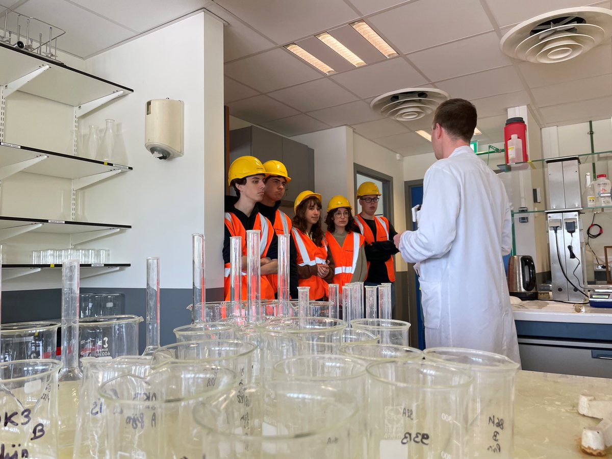 AurubisOlen's tweet photo. Collega's én tegelijk ook alumni Ba Chemie Martijn, Jelle en Ben vertelden over hun carrière en job in het labo 🧑🔬👩🔬 Thanks voor jullie bezoek!
#AurubisOlen #MetalsforProgress #sitevisit #thomasmore #chemieTMgeel https://t.co/MqNJZs7DDo