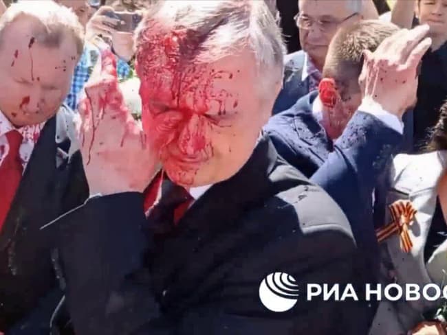 BFMTV's tweet photo. 🔴 EN DIRECT
L'ambassadeur russe en Pologne arrosé d'une substance rouge par des manifestants pro-ukrainiens
https://t.co/fABY6RGEQV https://t.co/2rsdhMM7tc