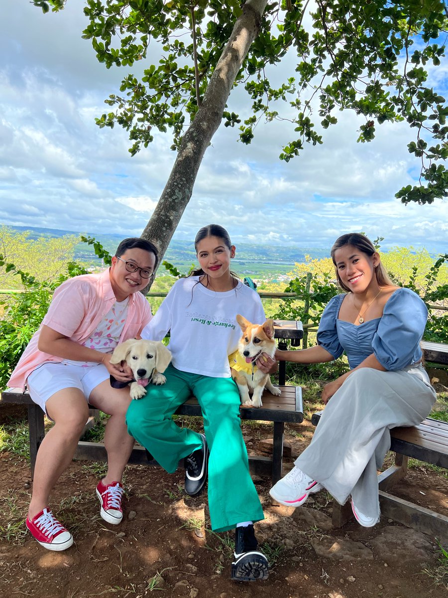 mainedcm's tweet photo. Get ready fur some puppy love! Dog training with Coco and Snoop this week on #MaineGoals. From obedience and agility training for all dogs to conformation training for show dogs. This is going to be a pawsome week! See you at 8pm, hoomans and doggos! 🐾 @FeelGoodSaBuko https://t.co/PB16aw3cId