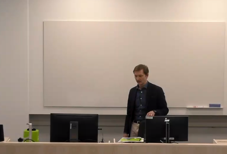 SkfyFscp's tweet photo. Jori Ruuskanen avaa esityksessään kliinikon urapolkua @TyksVsshp ja työtä yritysmaailmassa @MedbaseLtd. Kliinisen farmakologian tietoja ja taitoja voi hyödyntää laaja-alaisesti ja monipuolisesti. #lääkehoito #lääkeinformaatio https://t.co/QuUp6HZ1a4