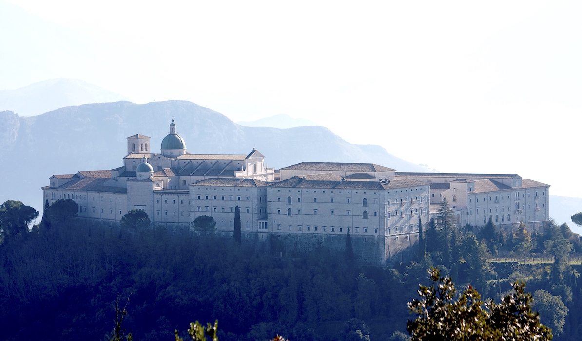 Abbazia di Montecassino/Montecassino Abbey (@m_c_a_b_b_e_y) on Twitter photo Nella Giornata dell'Europa l'Abate Donato,191° successore di S.Benedetto,Patrono Primario d'Europa, richiama le virtù necessarie all’edificazione di una Europa portatrice di valori umani e cristiani. Nell'articolo il testo integrale #montecassino #pace 
urly.it/3ng7- Nella Giornata dell'Europa l'Abate Donato,191° successore di S.Benedetto,Patrono Primario d'Europa, richiama le virtù necessarie all’edificazione di una Europa portatrice di valori umani e cristiani. Nell'articolo il testo integrale #montecassino #pace 
urly.it/3ng7-