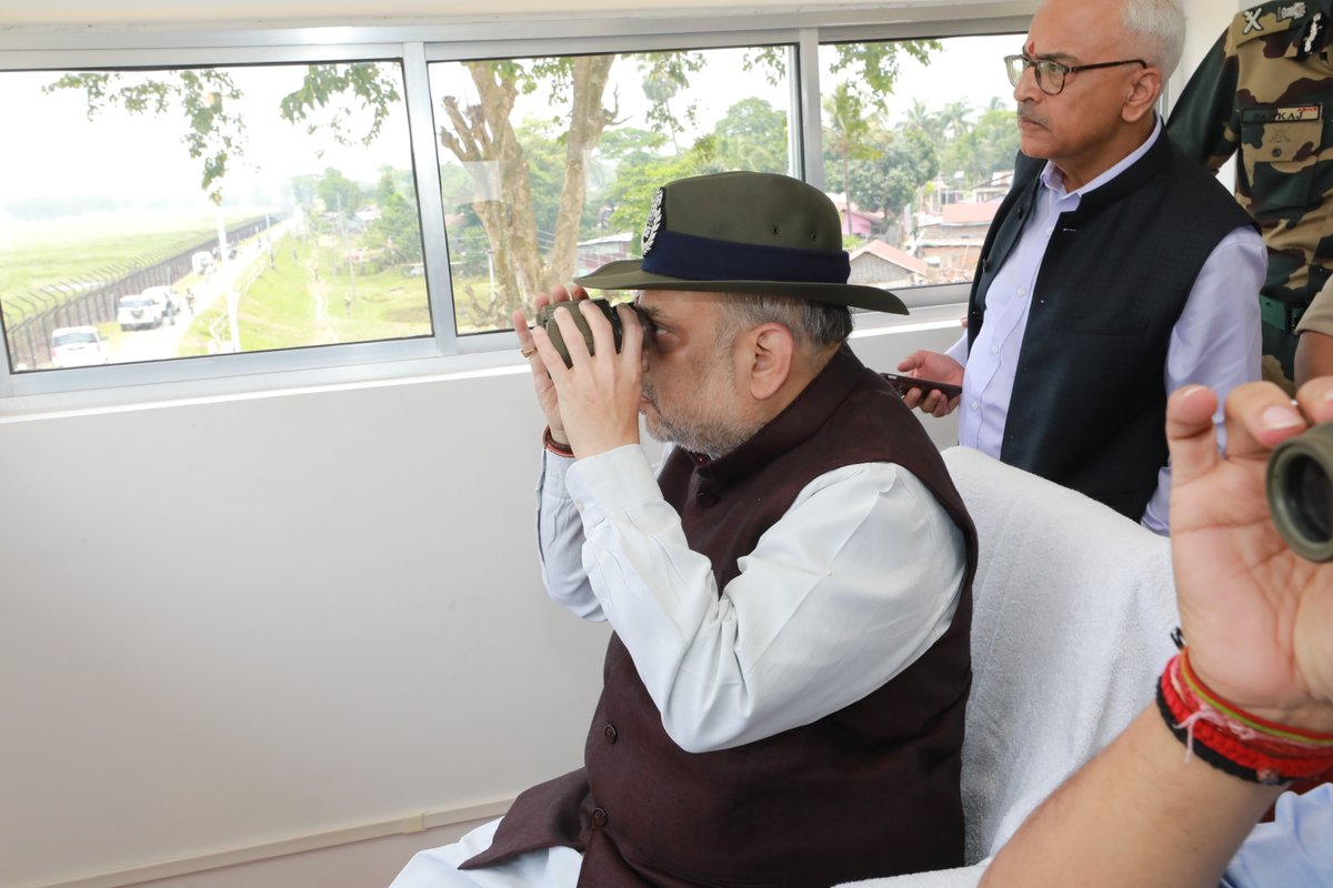 AmitShah's tweet photo. असम में भारत-बांग्लादेश सीमा की मनकाचर BOP का दौरा कर सुरक्षा व्यवस्था व 'Comprehensive Integrated Border Management System' की समीक्षा की।

मोदी सरकार देश की सीमाओं को सुरक्षित करने के लिए हमारे सुरक्षा बलों को आधुनिक से आधुनिक तकनीक उपलब्ध करा रही है। https://t.co/4H0VQQ3CE7