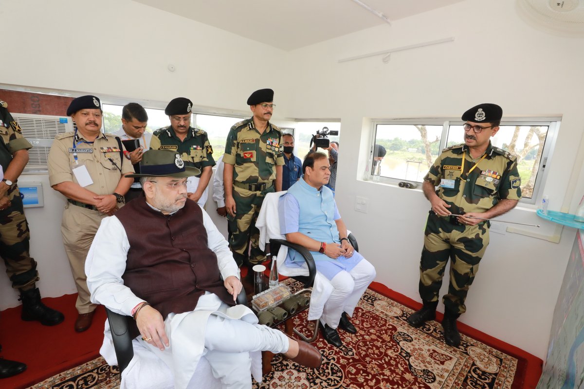 AmitShah's tweet photo. असम में भारत-बांग्लादेश सीमा की मनकाचर BOP का दौरा कर सुरक्षा व्यवस्था व 'Comprehensive Integrated Border Management System' की समीक्षा की।

मोदी सरकार देश की सीमाओं को सुरक्षित करने के लिए हमारे सुरक्षा बलों को आधुनिक से आधुनिक तकनीक उपलब्ध करा रही है। https://t.co/4H0VQQ3CE7