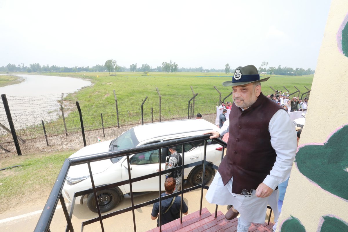 AmitShah's tweet photo. असम में भारत-बांग्लादेश सीमा की मनकाचर BOP का दौरा कर सुरक्षा व्यवस्था व 'Comprehensive Integrated Border Management System' की समीक्षा की।

मोदी सरकार देश की सीमाओं को सुरक्षित करने के लिए हमारे सुरक्षा बलों को आधुनिक से आधुनिक तकनीक उपलब्ध करा रही है। https://t.co/4H0VQQ3CE7