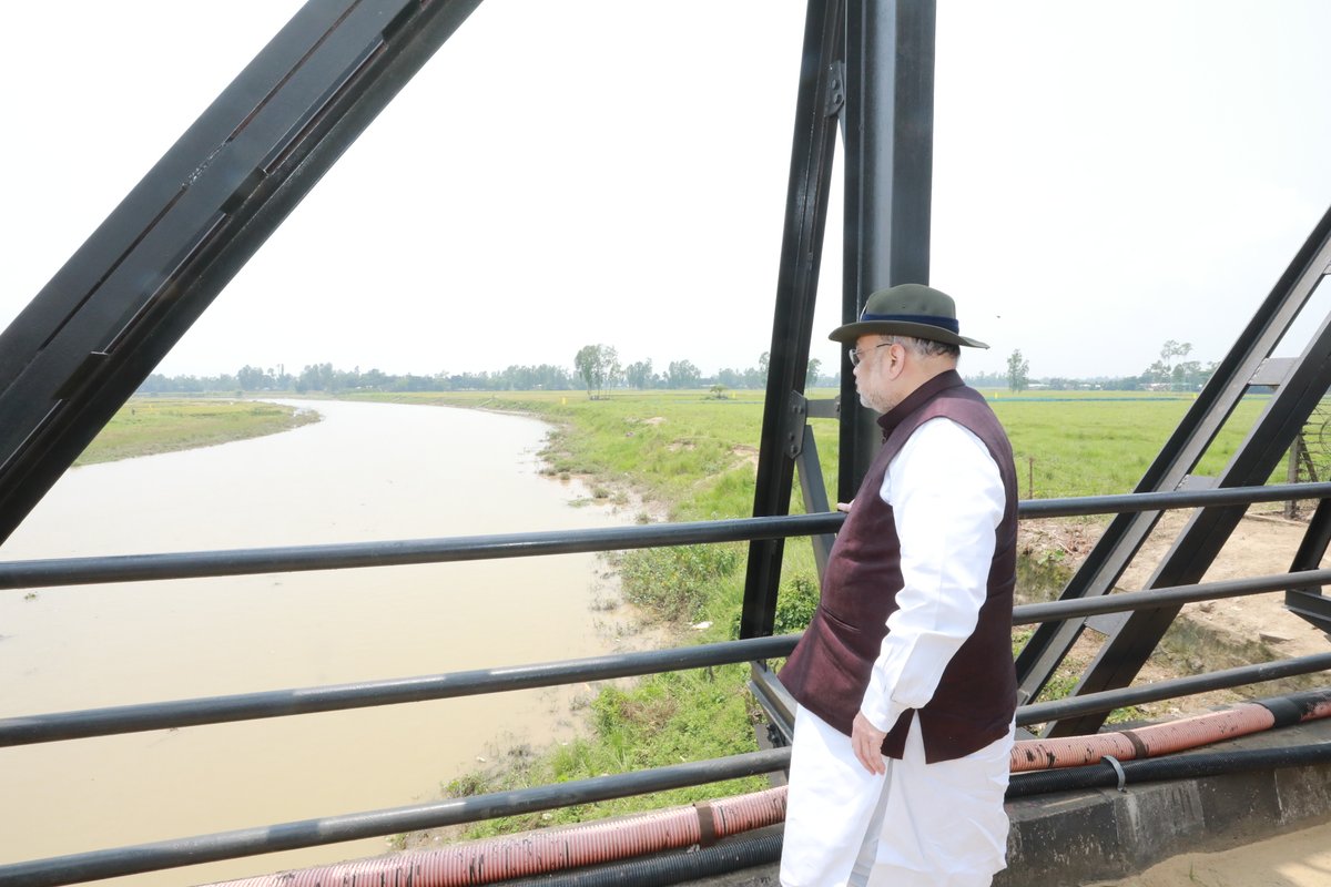 AmitShah's tweet photo. असम में भारत-बांग्लादेश सीमा की मनकाचर BOP का दौरा कर सुरक्षा व्यवस्था व 'Comprehensive Integrated Border Management System' की समीक्षा की।

मोदी सरकार देश की सीमाओं को सुरक्षित करने के लिए हमारे सुरक्षा बलों को आधुनिक से आधुनिक तकनीक उपलब्ध करा रही है। https://t.co/4H0VQQ3CE7