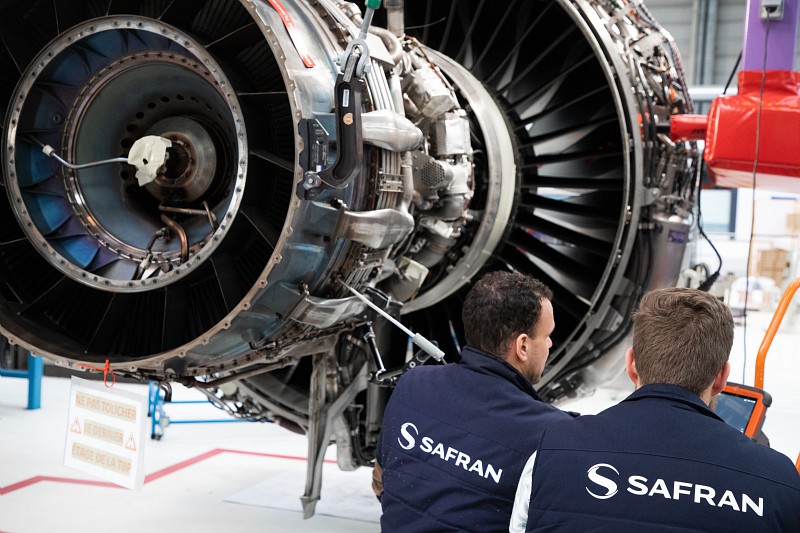 SafranEngines's tweet photo. [#JeudiPhoto📸] Immersion au cœur de notre site de Saint-Quentin-en-Yvelines ! 📍
Dédié à la maintenance des moteurs civils, il intervient sur :
✅ La restauration de performances
✅ Le remplacement de pièces à durée de vie limitée
✅ L'inspection du moteur et de ses équipements https://t.co/O1Sk1w6ofb