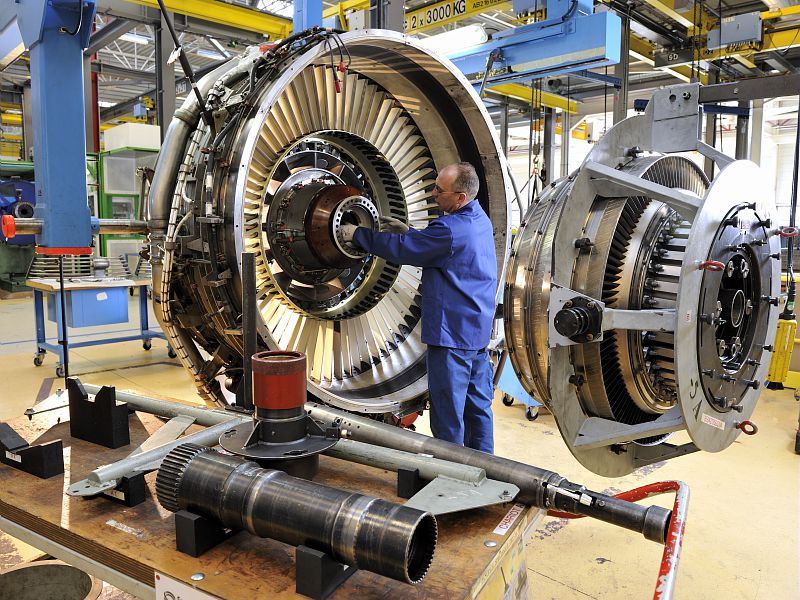 SafranEngines's tweet photo. [#JeudiPhoto📸] Immersion au cœur de notre site de Saint-Quentin-en-Yvelines ! 📍
Dédié à la maintenance des moteurs civils, il intervient sur :
✅ La restauration de performances
✅ Le remplacement de pièces à durée de vie limitée
✅ L'inspection du moteur et de ses équipements https://t.co/O1Sk1w6ofb