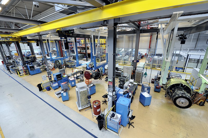 SafranEngines's tweet photo. [#JeudiPhoto📸] Immersion au cœur de notre site de Saint-Quentin-en-Yvelines ! 📍
Dédié à la maintenance des moteurs civils, il intervient sur :
✅ La restauration de performances
✅ Le remplacement de pièces à durée de vie limitée
✅ L'inspection du moteur et de ses équipements https://t.co/O1Sk1w6ofb