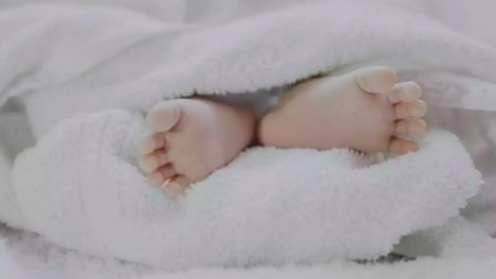 _ArriveAlive's tweet photo. Newborn baby found in bin  https://t.co/ePXDts7OgU 

#ArriveAlive #Newborn #BabyFound #Bin @SAPoliceService https://t.co/05oyBrIyGw