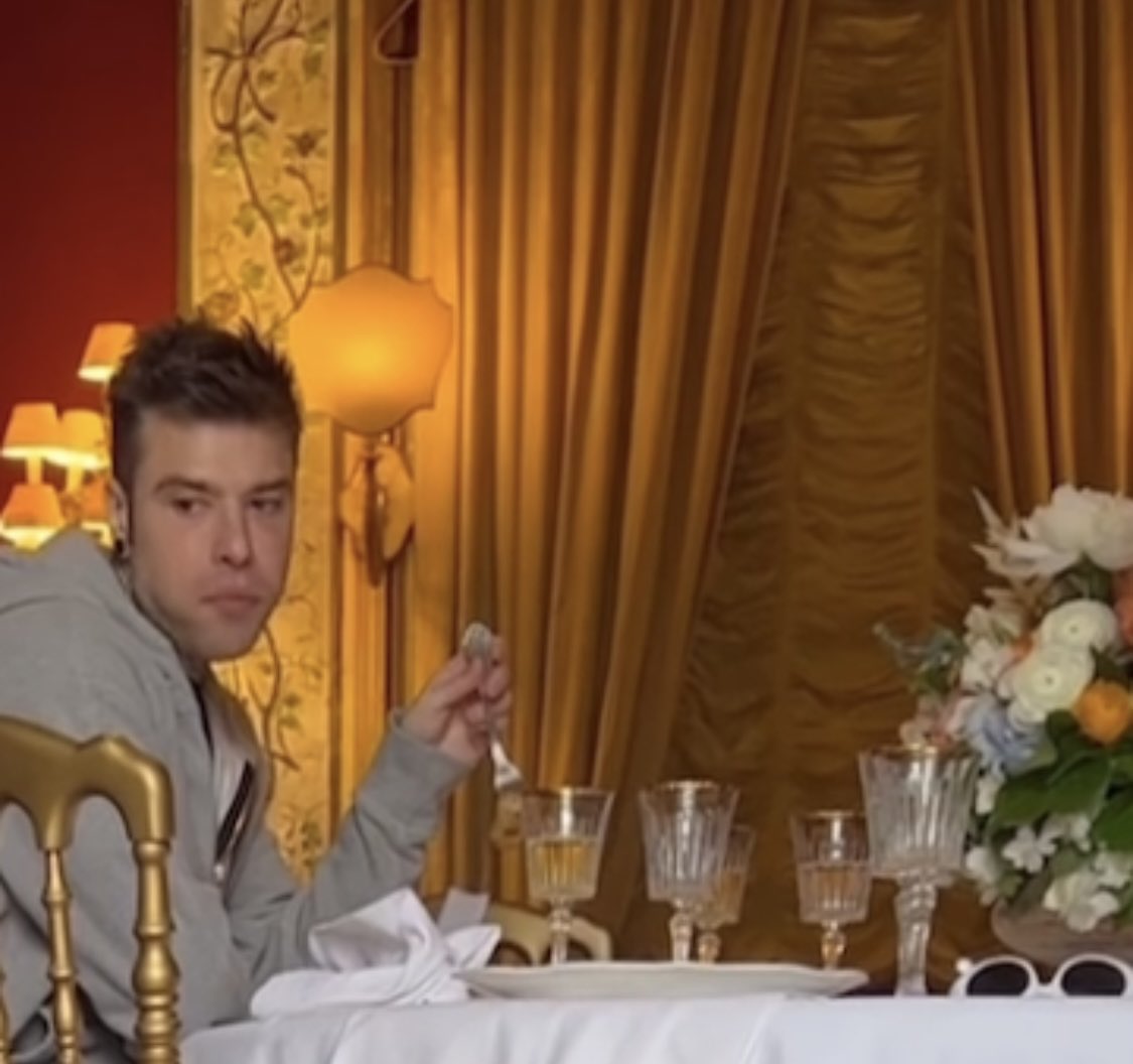 Phil_is_here99's tweet photo. Tutti un po’ pieni come @Fedez ogni mattina… #mattina #fedez #Theferragnez #chiaraferragni https://t.co/3BrOHQW4Cw
