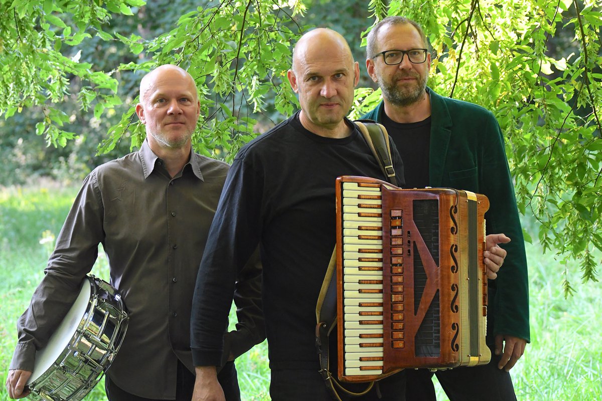 DieFabrikFFM's tweet photo. Tango Transit mit Martin Wagner (Akkordeon), Hanns Höhn (Kontrabass) und Andreas Neubauer (Schlagzeug) am Di. 10. Mai Open-Air im Hof der Fabrik. Weitere Infos und Tickets: https://t.co/RqCCICzuGO https://t.co/8Ge39rY99Q