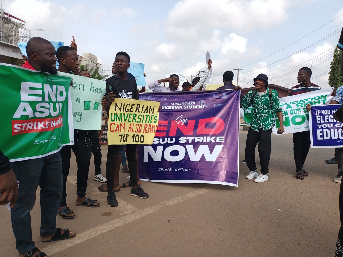 Debolu_Josh's tweet image. Ongoing Strike Protest in Lagos this morning
Retweet y&apos;all  #ASUU