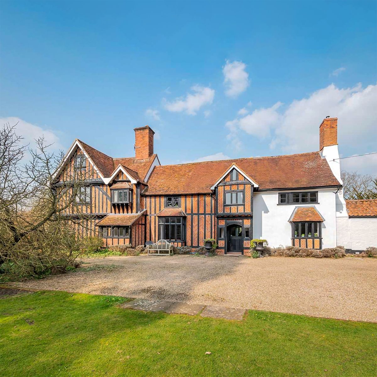 StacksProperty's tweet photo. "There seems to be a lot of former #vicarages and #rectories coming on to the market in #Suffolk right now. Take a look at this wonderful example, on with @savills. Dates to the 15th C. & fully refurbished by the current owners - 3.2 acres of grounds." - Stacks Suffolk https://t.co/Orga1fmobP