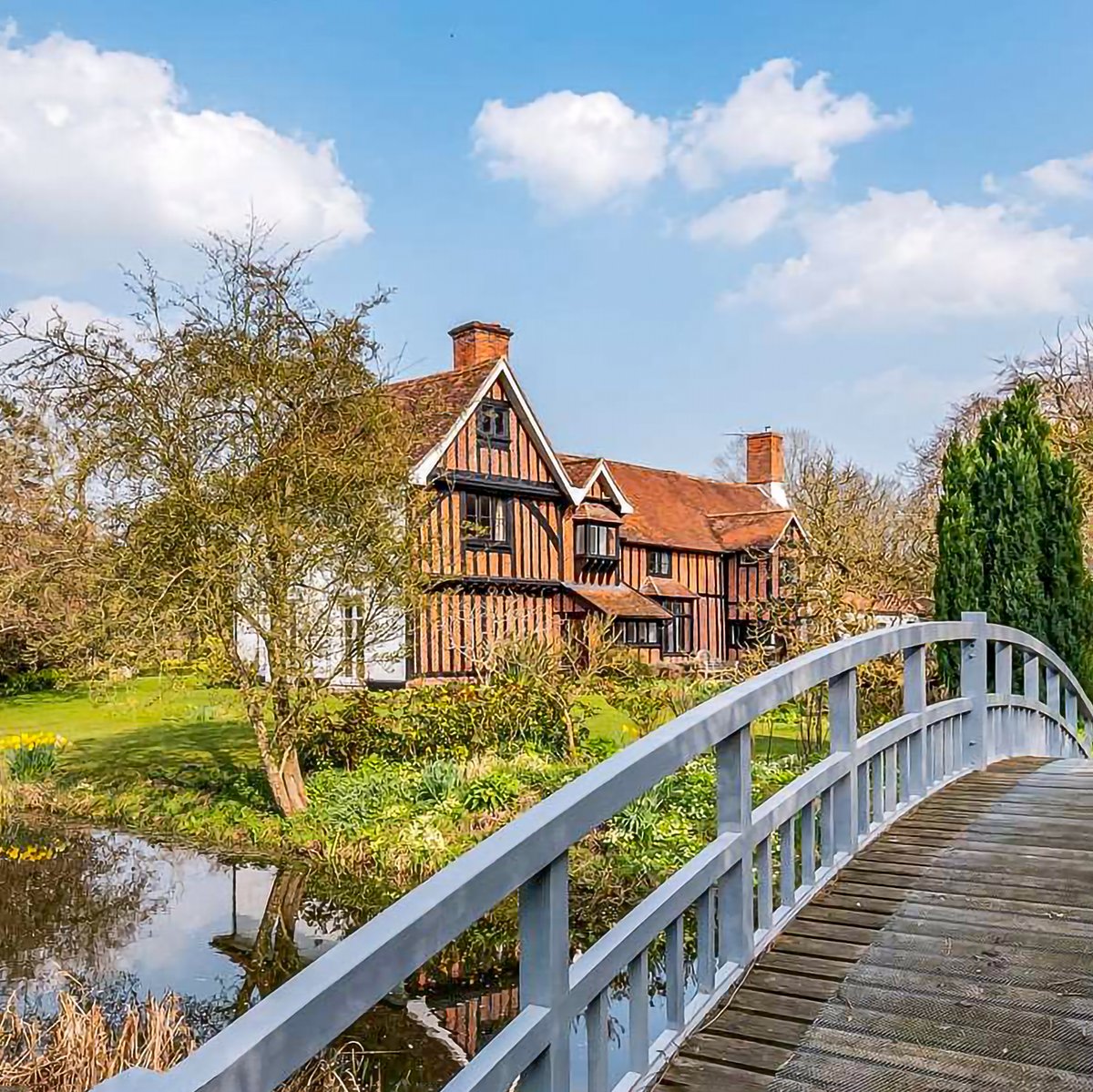 StacksProperty's tweet photo. "There seems to be a lot of former #vicarages and #rectories coming on to the market in #Suffolk right now. Take a look at this wonderful example, on with @savills. Dates to the 15th C. & fully refurbished by the current owners - 3.2 acres of grounds." - Stacks Suffolk https://t.co/Orga1fmobP